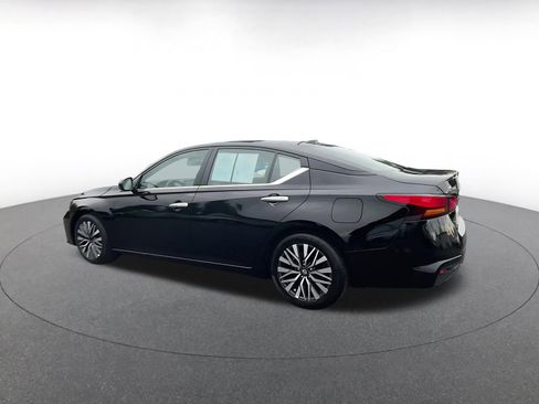 Used 2025 Nissan Altima 2.5 SV image 10