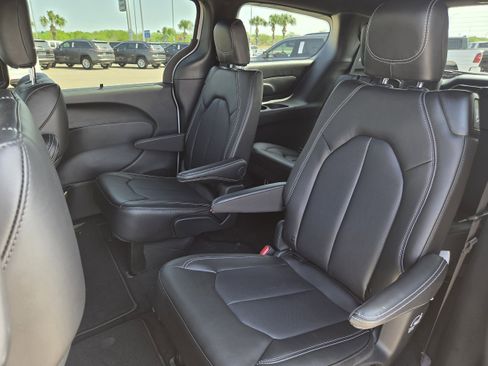 New 2026 Chrysler Pacifica Select FWD image 19