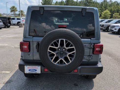 Used 2024 Jeep Wrangler Unlimited Sahara w/ Technology Group AWD/4WD image 5