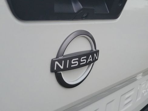 Used 2022 Nissan Frontier SV image 5