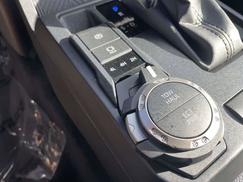 Used 2025 Toyota Tacoma SR5 AWD/4WD image 36