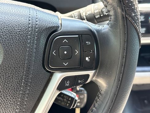 Used 2018 Toyota Highlander Plus AWD/4WD image 27
