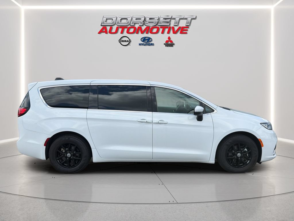 Used 2023 Chrysler Pacifica Touring-L FWD image 31