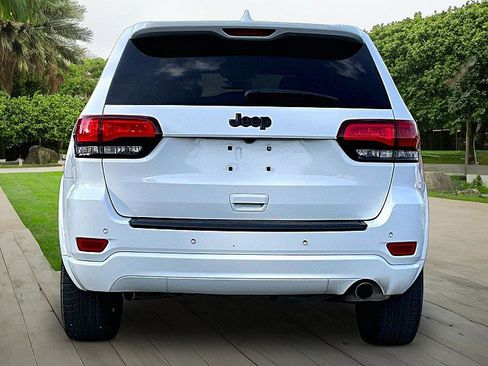 Used 2021 Jeep Grand Cherokee Laredo X RWD image 3