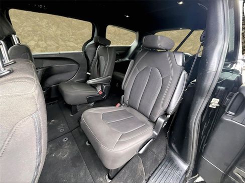 Used 2022 Chrysler Pacifica Touring image 23