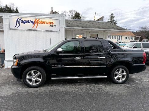 Used 2011 Chevrolet Avalanche LTZ image 16