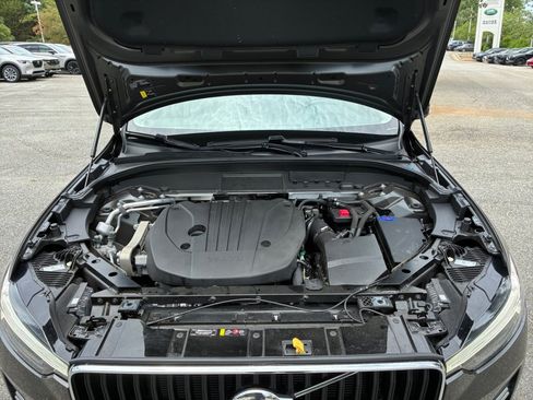 Used 2022 Volvo XC60 B5 Momentum w/ Protection Package Premier FWD image 16