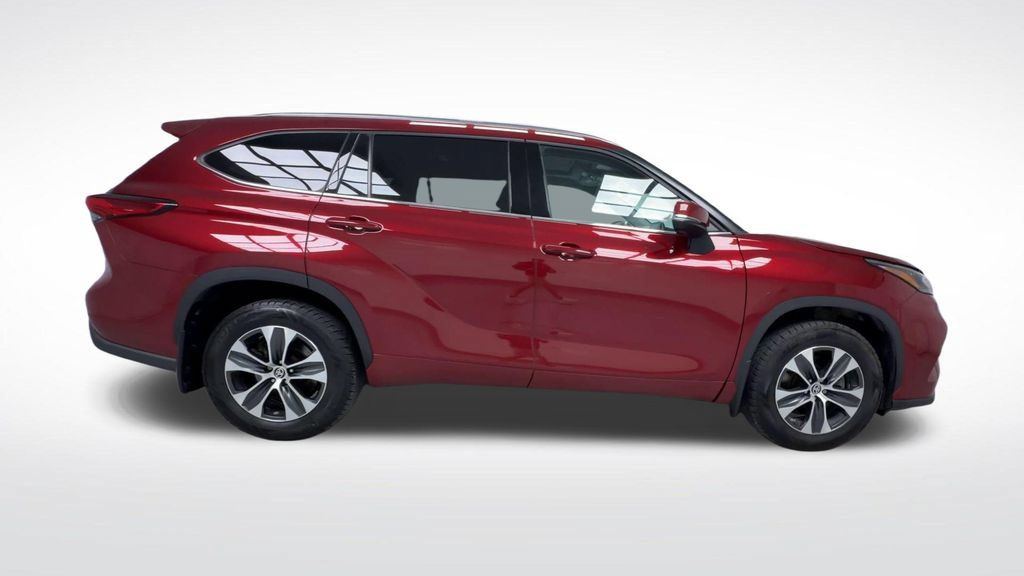 Used 2020 Toyota Highlander XLE AWD/4WD image 9