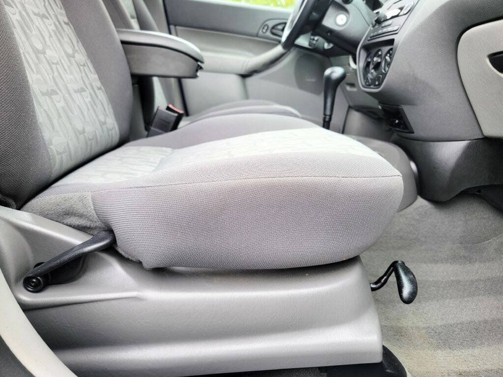 Used 2005 Ford Focus ZX4 Sedan FWD image 20