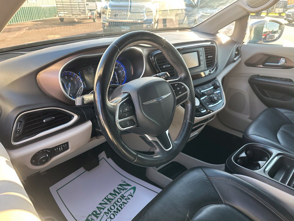 Used 2017 Chrysler Pacifica Touring-L FWD image 2
