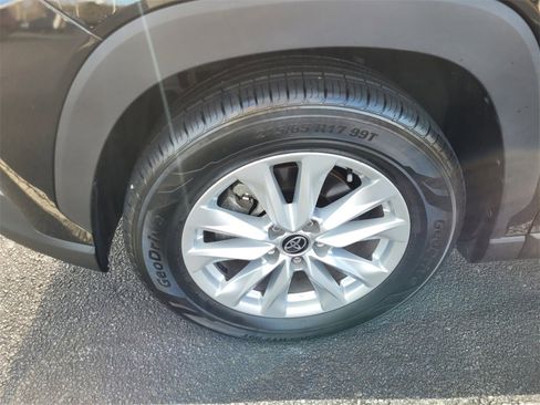 Used 2022 Toyota Corolla Cross LE image 4