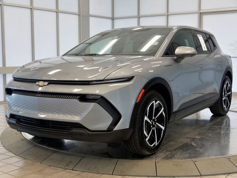 Used 2025 Chevrolet Equinox EV LT w/ Comfort Package image 4