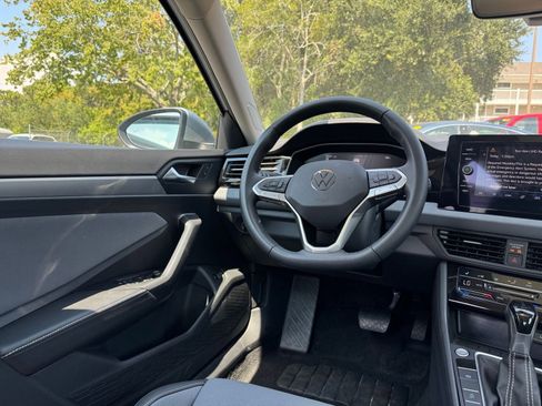 Used 2025 Volkswagen Jetta SE image 33