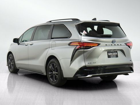 Used 2025 Toyota Sienna XSE AWD/4WD image 3