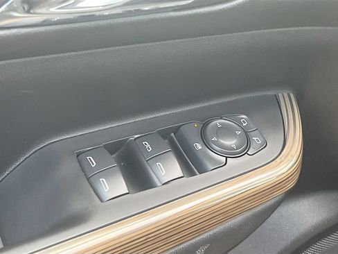 Used 2022 GMC Acadia SLE w/ Driver Convenience Package FWD image 17