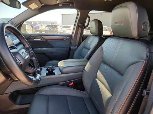 Used 2024 GMC Acadia AT4 w/ Luxury Package image 12