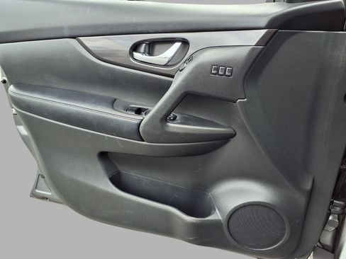 Used 2018 Nissan Rogue SV w/ Premium Package FWD image 19