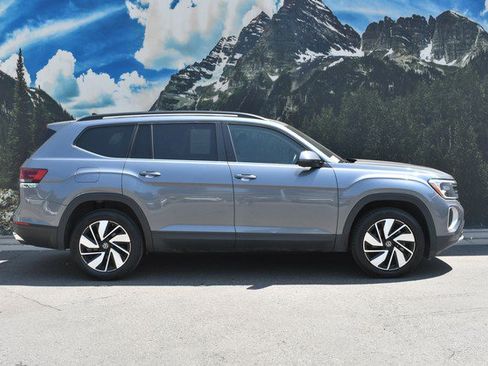 Used 2025 Volkswagen Atlas SE AWD/4WD image 2