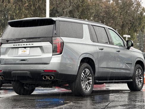 Used 2025 Chevrolet Suburban Z71 image 5