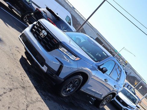 Certified 2025 Honda Pilot TrailSport image 3