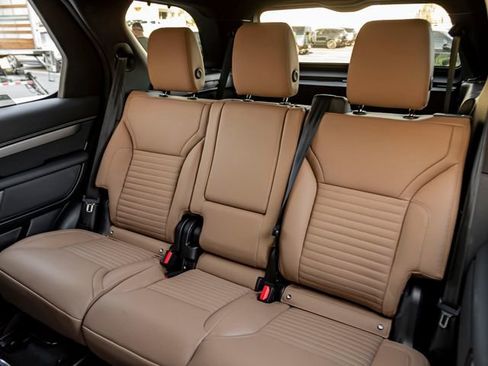 Used 2025 Land Rover Discovery Dynamic SE image 24