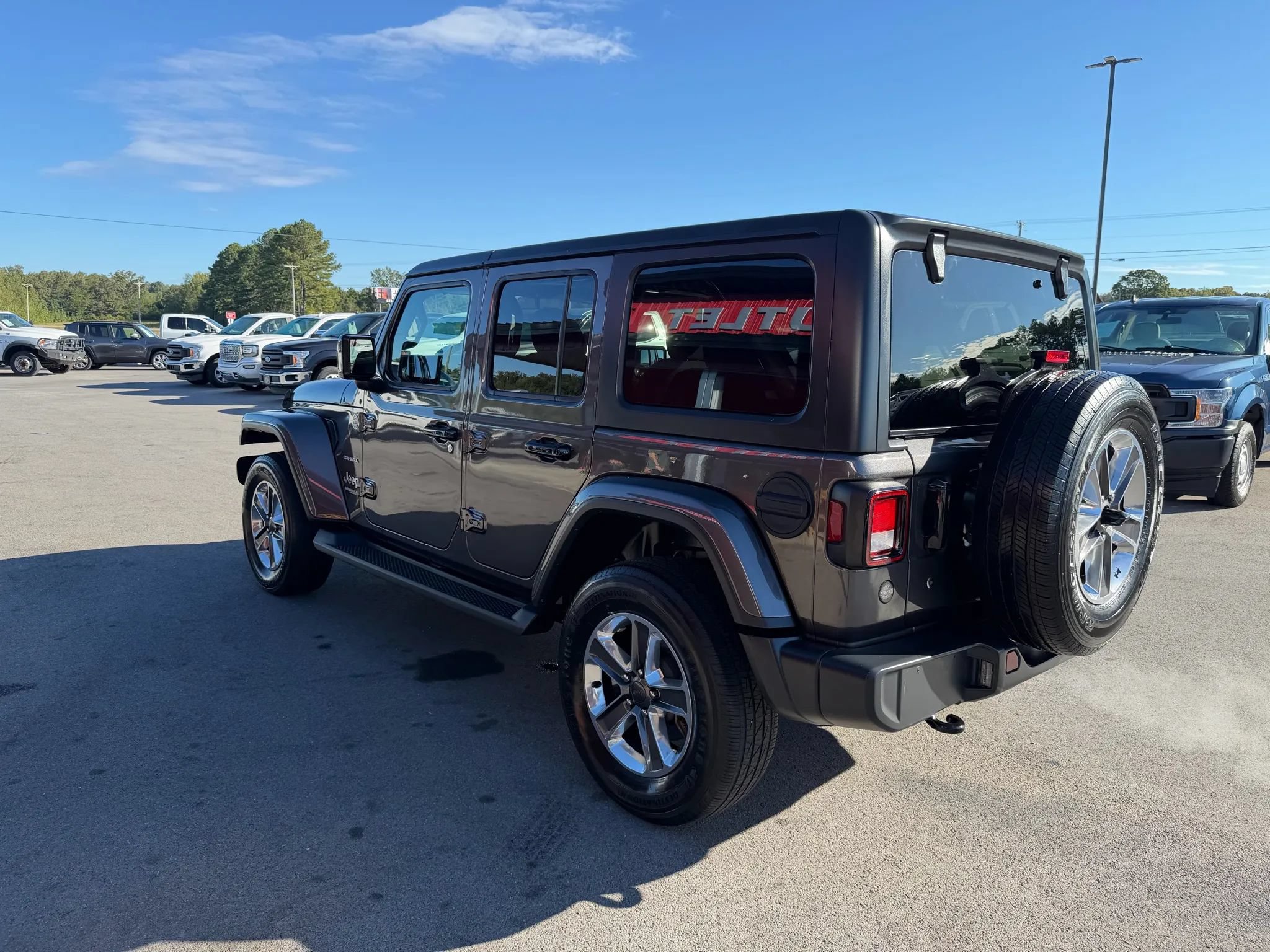 Used 2020 Jeep Wrangler Unlimited Sahara AWD/4WD image 4