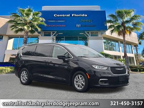 Used 2023 Chrysler Pacifica Touring-L FWD image 1