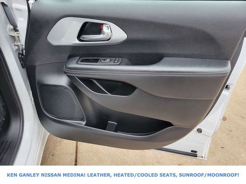 Used 2025 Chrysler Pacifica Limited image 51