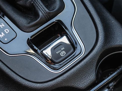 Used 2019 Jeep Cherokee Limited image 32