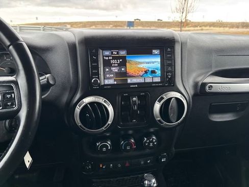 Used 2017 Jeep Wrangler Unlimited Sahara w/ Connectivity Group image 18