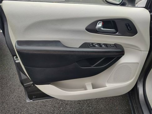 Used 2020 Chrysler Pacifica Touring-L Plus w/ Tire & Wheel Group image 11