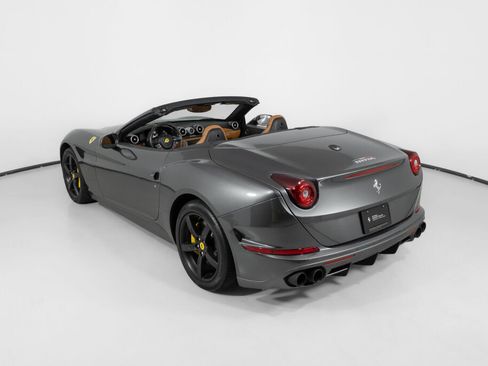 Used 2016 Ferrari California T RWD image 5