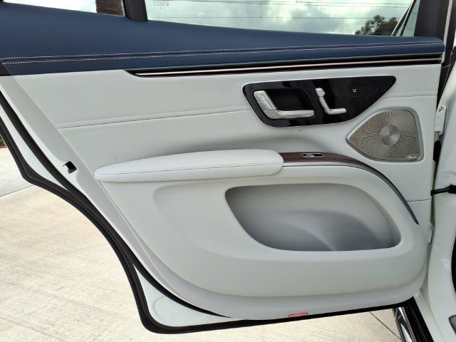 Used 2023 Mercedes-Benz EQS 580 4MATIC SUV image 16