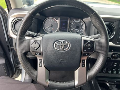 Used 2019 Toyota Tacoma SR5 AWD/4WD image 16