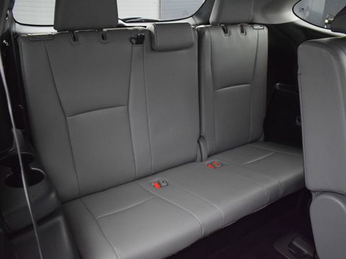 Used 2022 Toyota Highlander XLE image 12