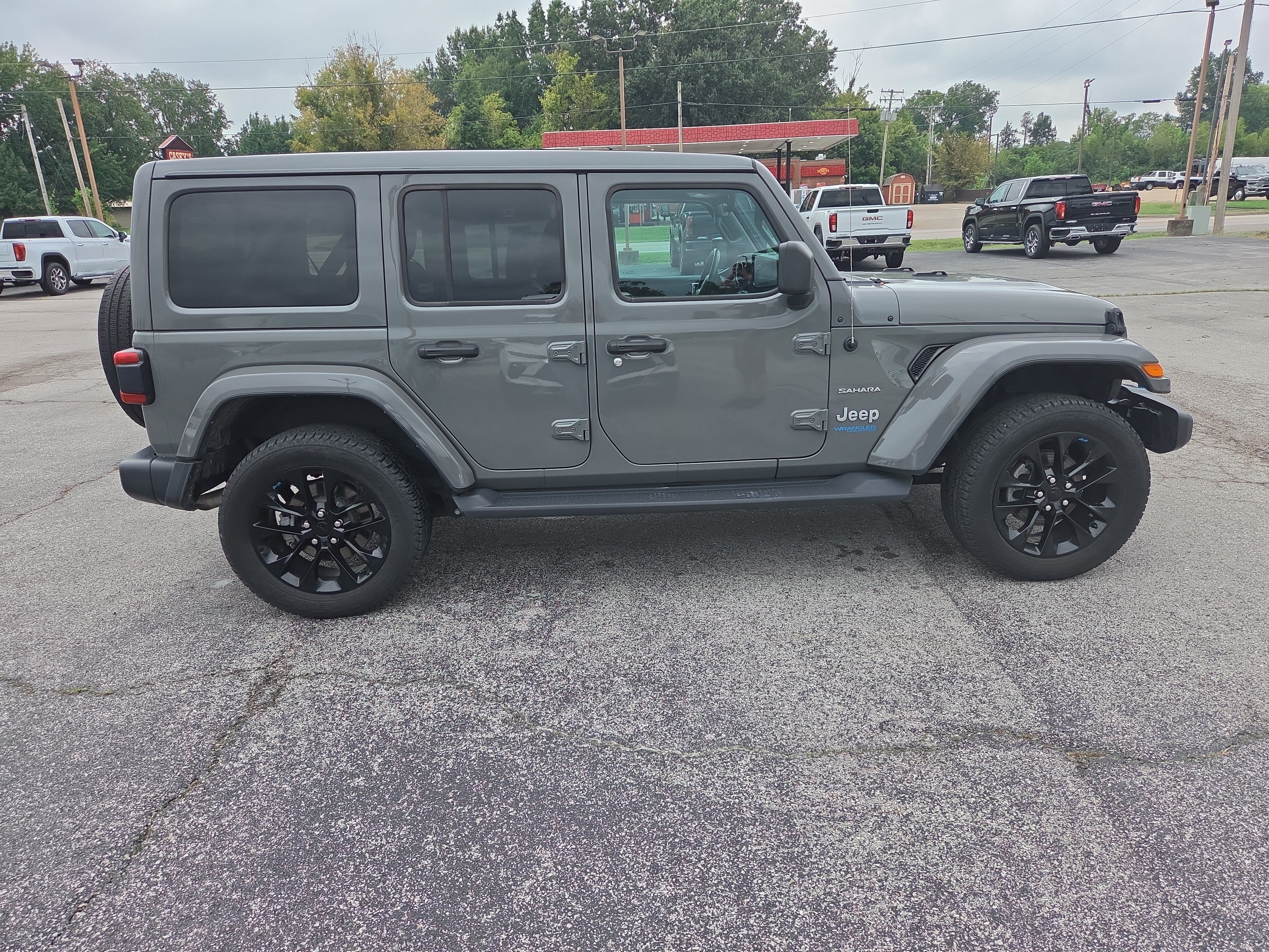 Used 2022 Jeep Wrangler Unlimited Sahara w/ Cold Weather Group AWD/4WD image 3