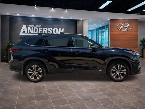 Used 2022 Toyota Highlander XLE AWD/4WD image 16