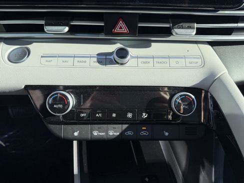 Certified 2025 Hyundai Elantra Limited image 22