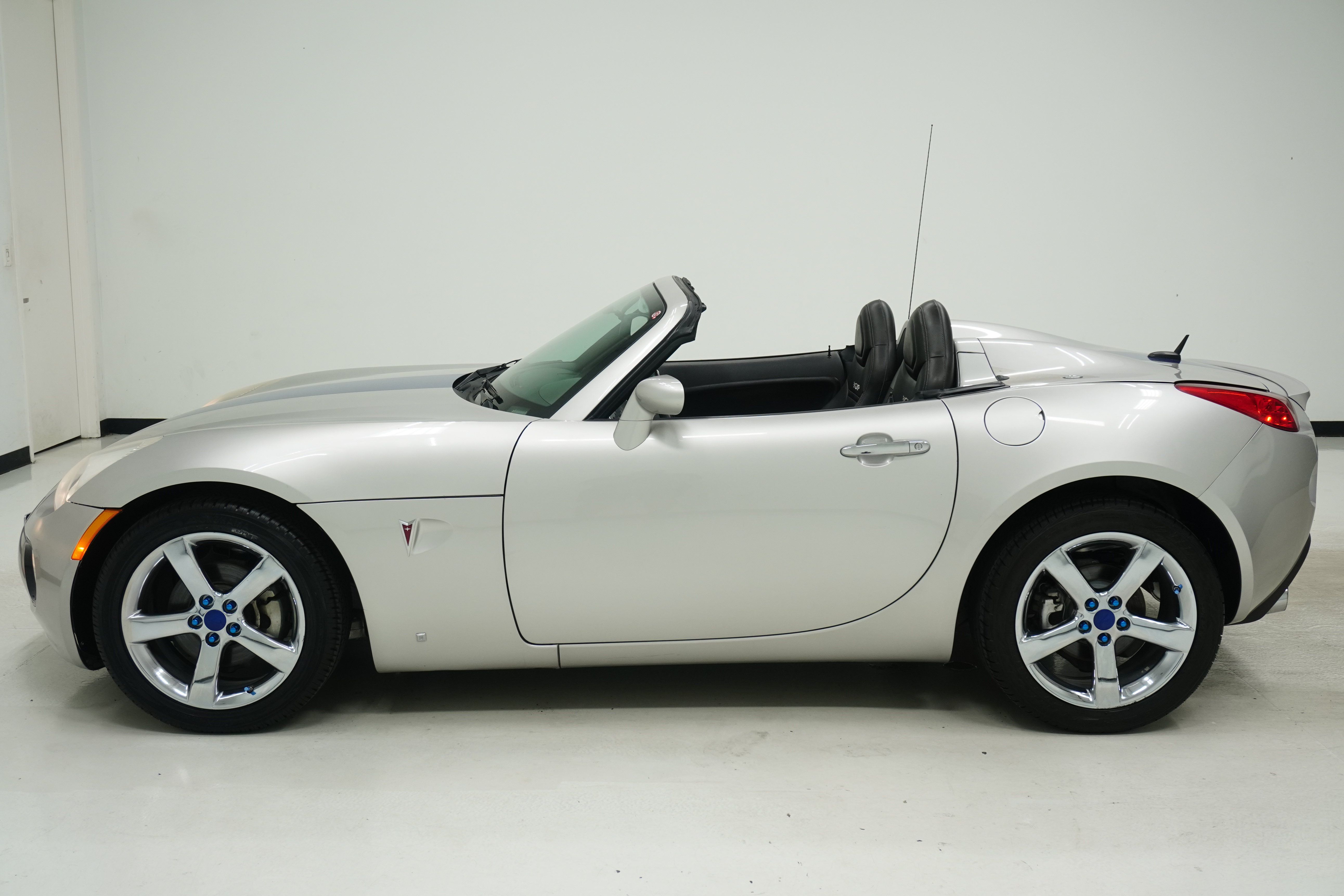 Used 2008 Pontiac Solstice GXP w/ Premium Package RWD image 9
