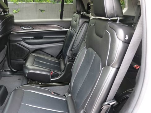 Used 2023 Jeep Grand Cherokee L Limited w/ Black Appearance Package image 15