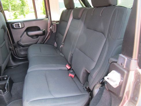 Used 2018 Jeep Wrangler Unlimited Sport S image 10