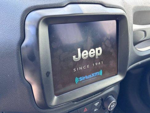 Used 2023 Jeep Renegade Latitude AWD/4WD image 11