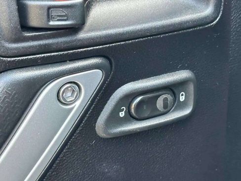 Used 2012 Jeep Wrangler Unlimited Sahara AWD/4WD image 13