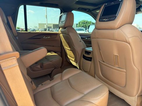 Used 2017 Cadillac Escalade Platinum AWD/4WD image 9