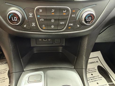 Used 2019 Chevrolet Equinox LT w/ Driver Convenience Package image 10