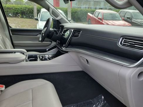 Used 2024 Jeep Wagoneer L Series II image 32