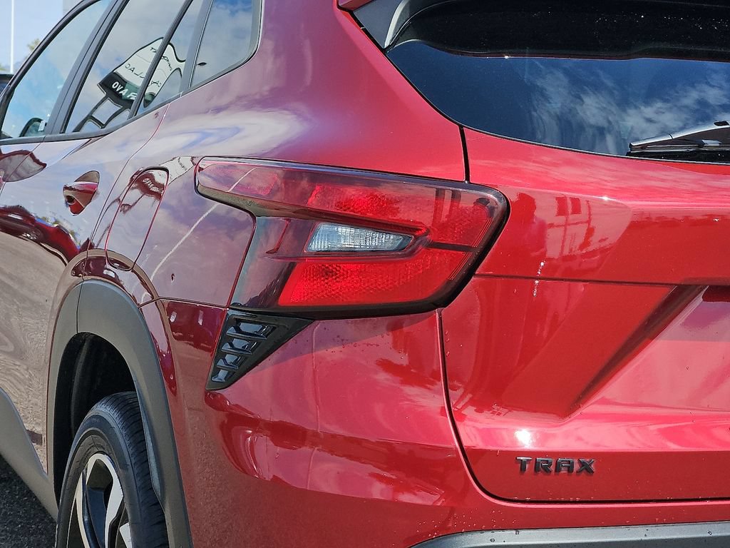 Used 2024 Chevrolet Trax RS w/ Sunroof Package FWD image 9