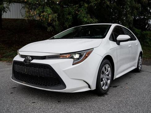 Certified 2022 Toyota Corolla LE image 3