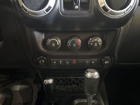Used 2015 Jeep Wrangler Unlimited Sahara AWD/4WD image 15