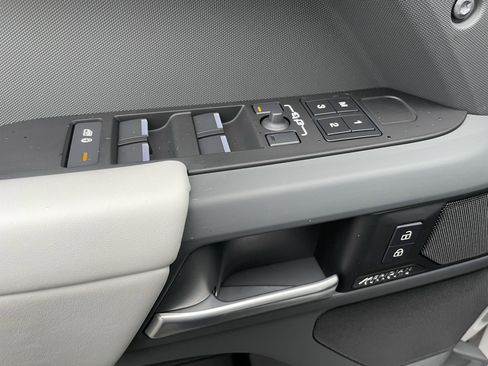 New 2026 Land Rover Defender 110 X-Dynamic SE AWD/4WD image 11